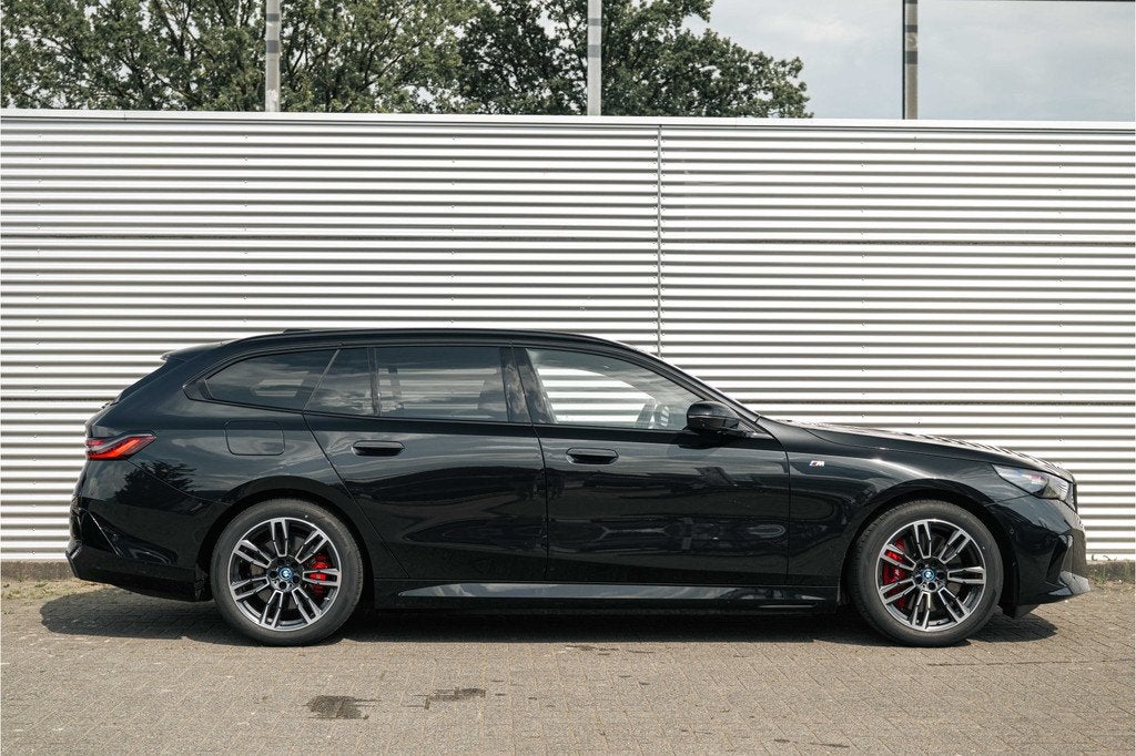 BMW i5 Touring eDrive40 M Sport / Comfort Access / Harman-Ka, Auto's, BMW, Automaat, Achterwielaandrijving, Gebruikt, Met garantie (alle)