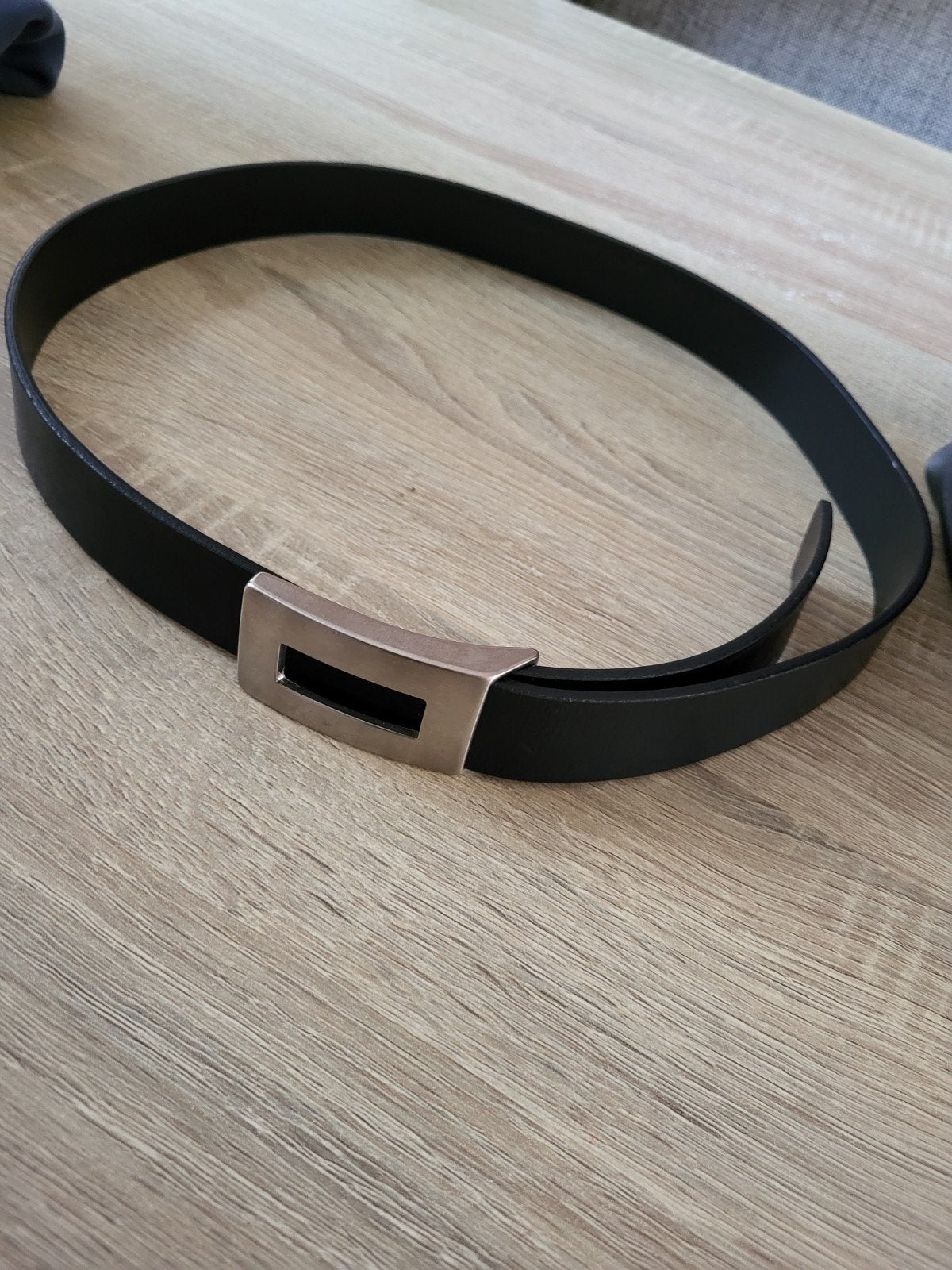 Zwarte riem met zilverkleurige gesp, Ophalen of Verzenden, Zo goed als nieuw, Zwart