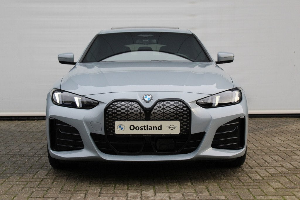BMW i4 xDrive40 Gran Coupé M Sport / Schuif-kanteldak / Tre, Auto's, BMW, Elektrische stoelverstelling, Leder, Blauw, Zilver of Grijs