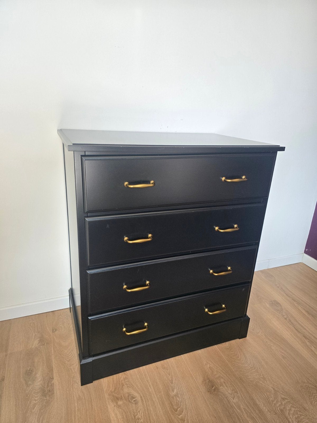 Zwarte ladekast met 4 laden en gouden handgrepen, Ophalen, Modern, Klassiek, Gebruikt, 100 tot 150 cm