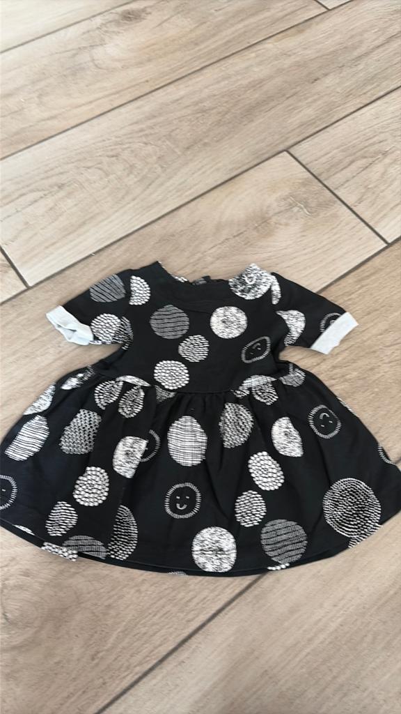Nieuw HEMA jurkje maat 68 zwart-wit met stippen, Kinderen en Baby's, Babykleding | Maat 68, Ophalen of Verzenden, Nieuw, Meisje