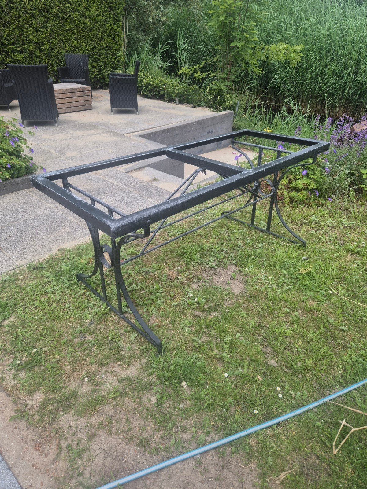 Tuintafel. Metalen onderstel met donkergrijs stenen blad, Tuin en Terras, Tuintafels, Ophalen