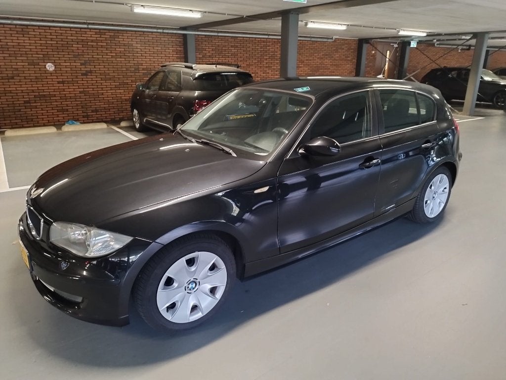 BMW 1-Serie 1.6 116I 5DR 2008 Zwart, Auto's, BMW, 1-Serie, 4 cilinders, 1200 kg, Particulier
