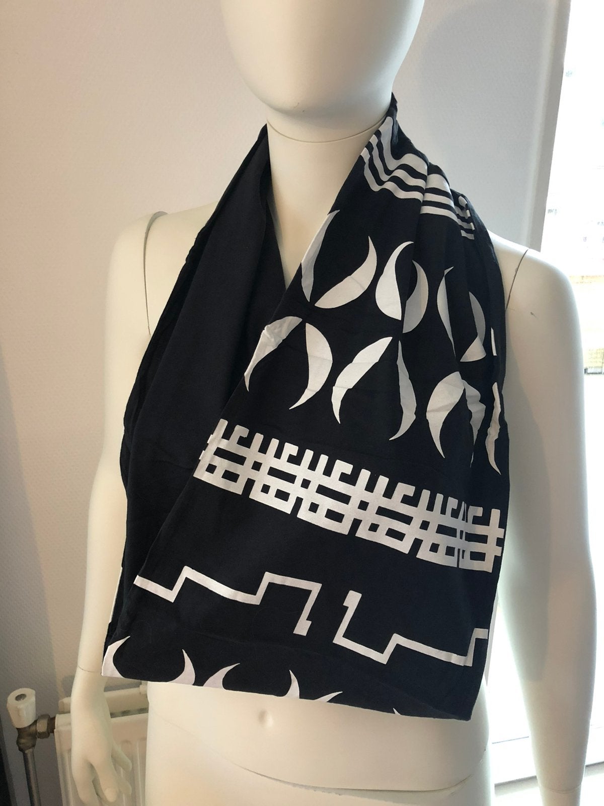 Ongetemd sjaal shawl wikkel Scheveningen zwart wit, Kleding | Dames, Verzenden, Maat 46/48 (XL) of groter, Zo goed als nieuw, Ongetemd