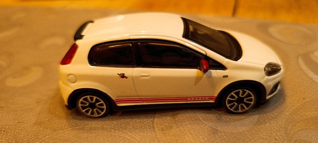 Abarth Grande Punto 1:43 Bburago, Ophalen of Verzenden, Zo goed als nieuw, Auto, Overige merken