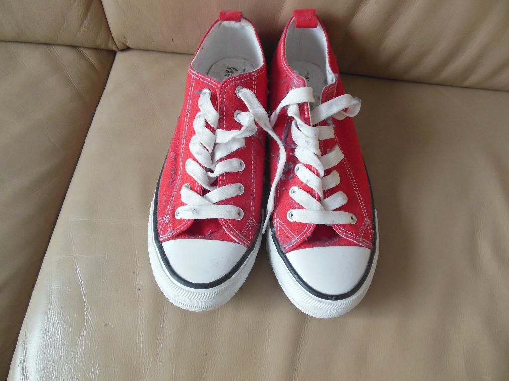 Nieuwe rode gymschoenen, maat 38, Nieuw, Ophalen of Verzenden, Jongen of Meisje, Sportschoenen