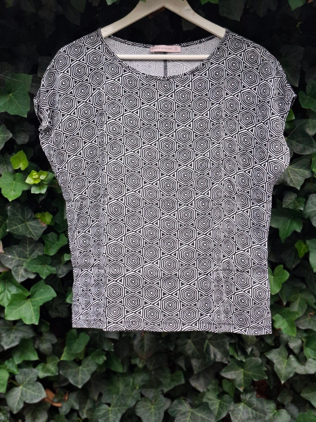 Studio Anneloes Viscose Shirt Zwart/Wit Grafisch Maat S, Kleding | Dames, Studio Anneloes, Meerkleurig, Ophalen of Verzenden, Korte mouw