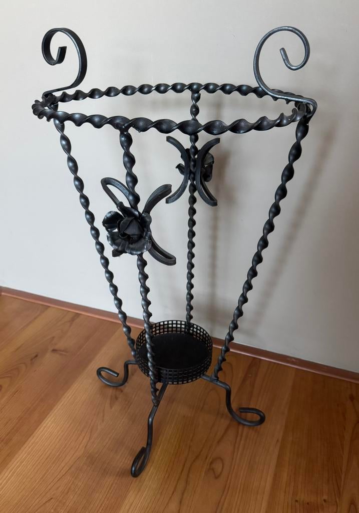 Vintage smeedijzeren paraplustandaard met krullen en bloemen, Ophalen of Verzenden, Gebruikt, Metaal