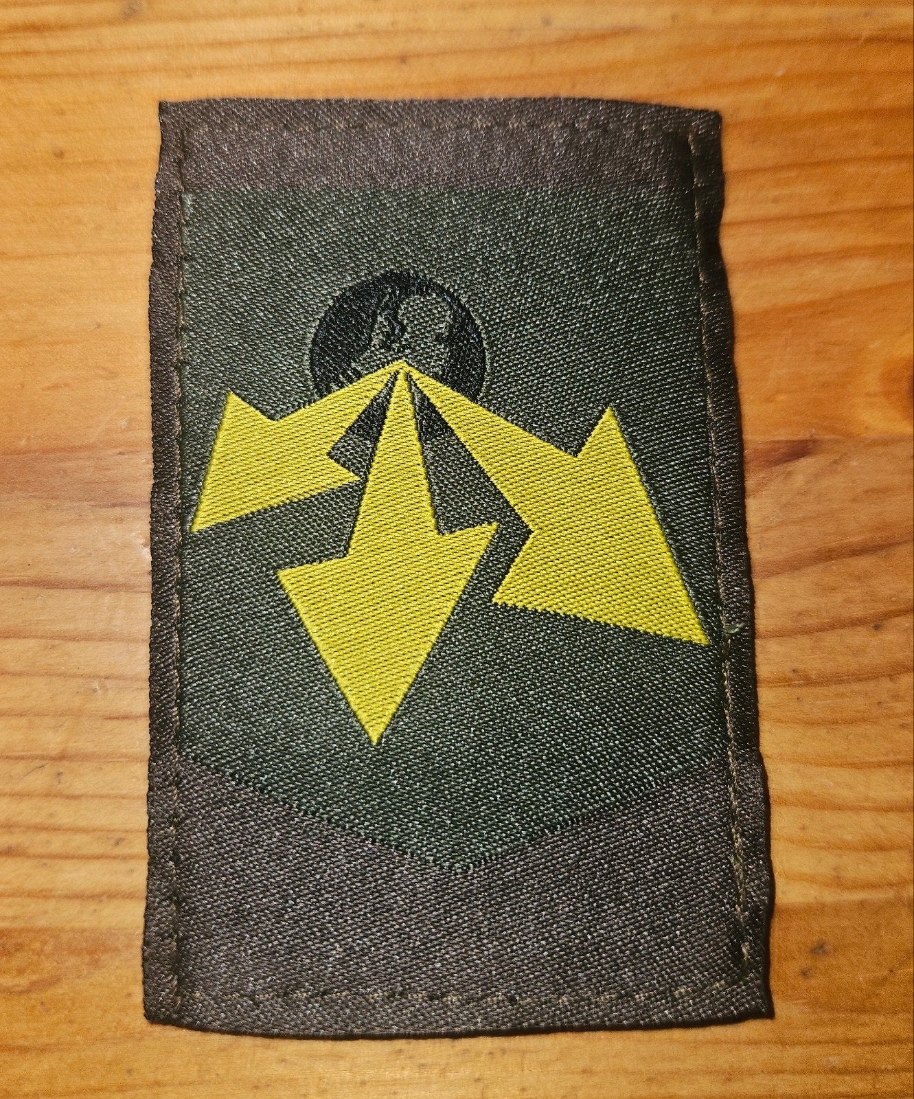 Mouwembleem Divisie Logistiek Commando, Ophalen of Verzenden, Landmacht, Nederland, Embleem of Badge