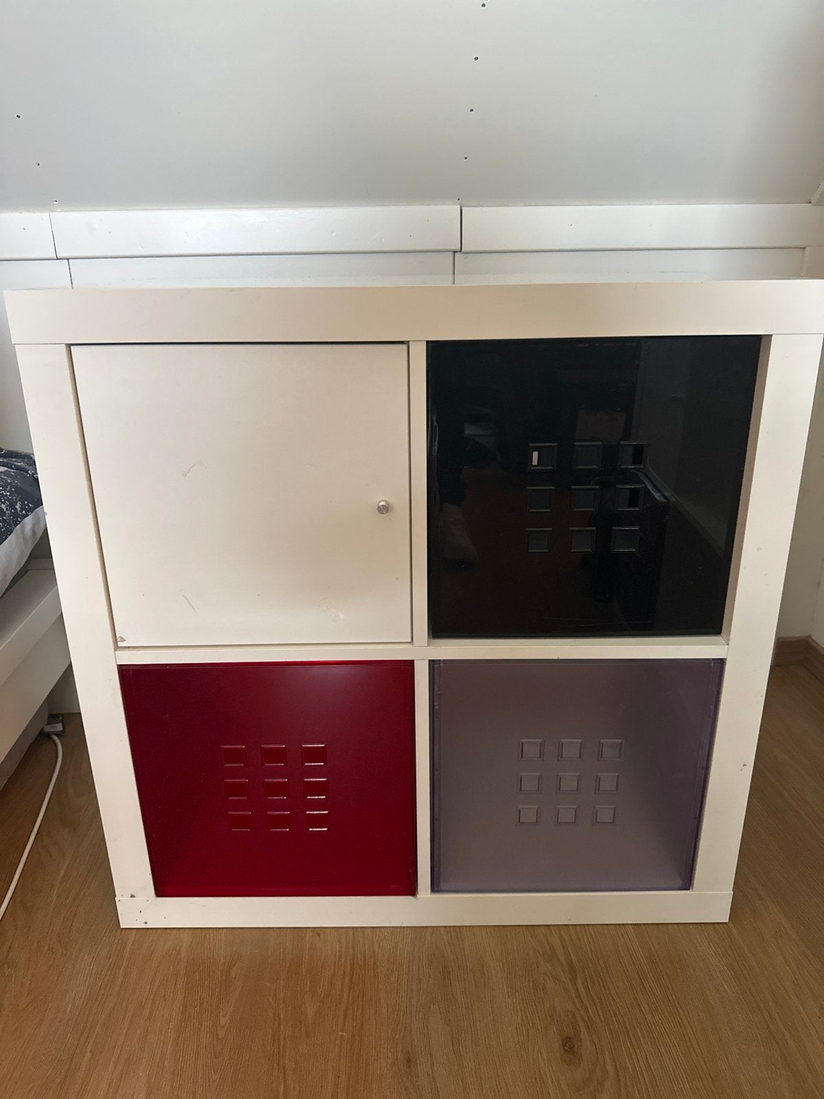 Witte IKEA vakkenkast met gekleurde deurtjes, Ophalen, Gebruikt