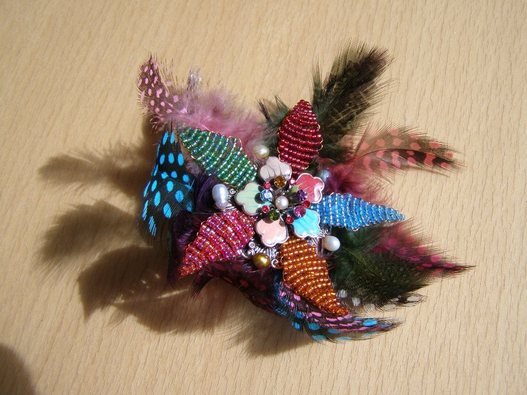 Unieke Feestelijke Ronde Broche met Bloem, Kralen, Veertjes, Sieraden, Tassen en Uiterlijk, Broches, Overige materialen, Overige kleuren