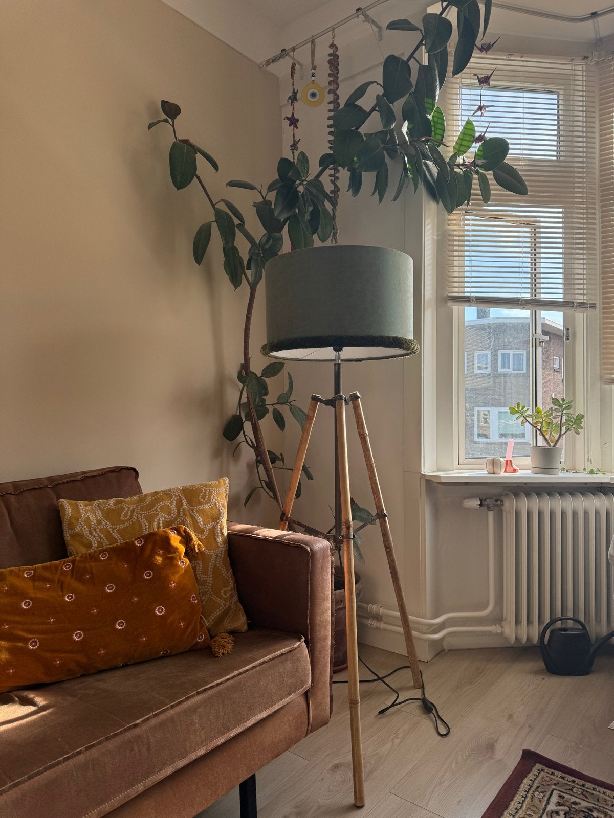 Vloerlamp met bamboo driepoot en groene kap, Ophalen, E27 (groot), Zo goed als nieuw, 150 tot 200 cm