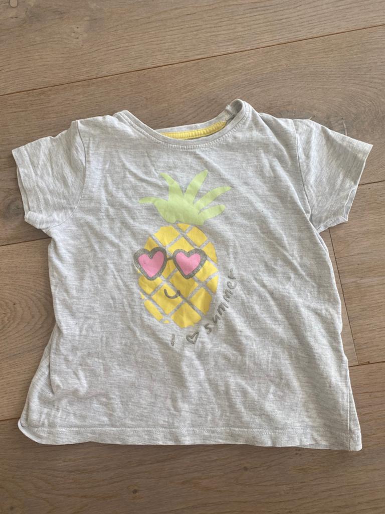 Lichtgrijs T-shirt korte mouwen maat 110, Ophalen of Verzenden, Zo goed als nieuw, Meisje, Shirt of Longsleeve