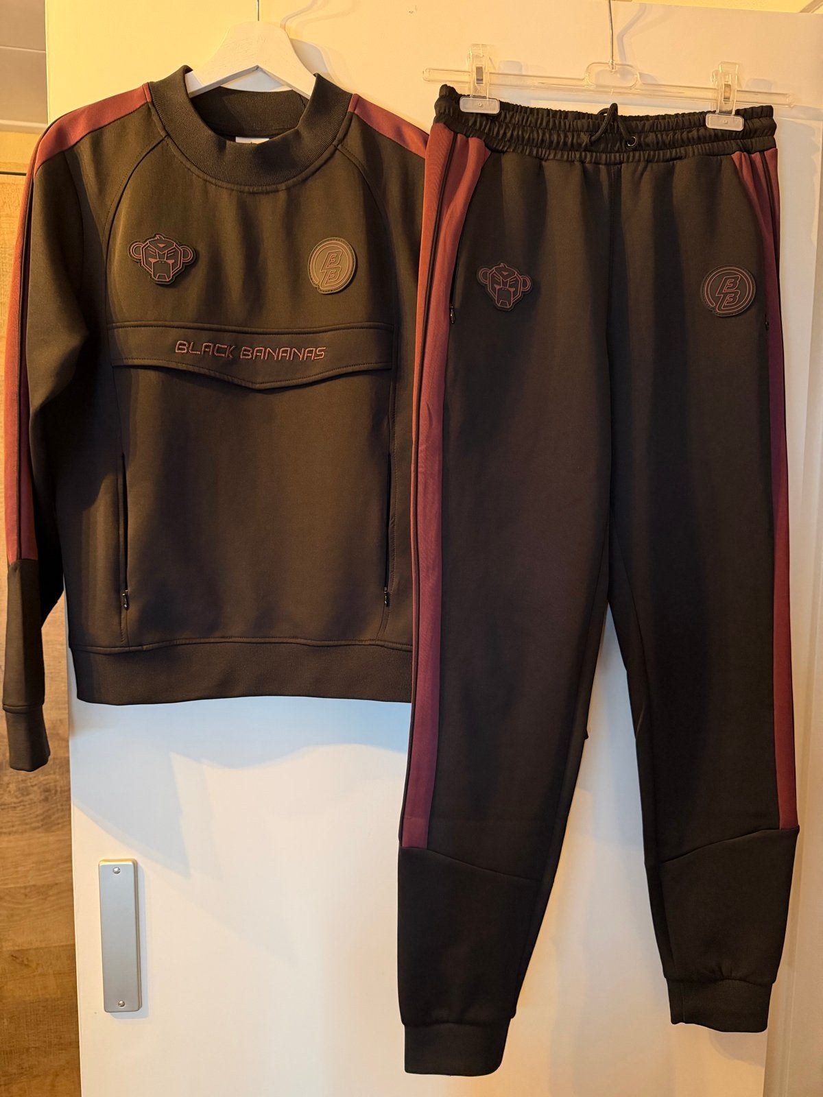 Black Bananas Trainingspak Zwart/Donkerpaars Maat M, Ophalen of Verzenden, Zo goed als nieuw, Maat 48/50 (M), Meerkleurig