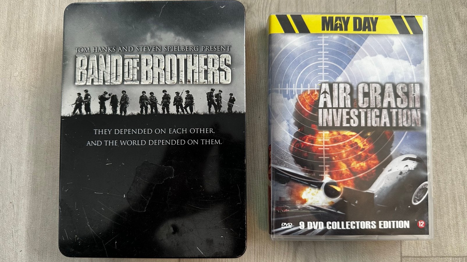 Band of Brothers tin + Air Crash Investigation 9 DVD box, Ophalen of Verzenden, Gebruikt, Waargebeurd drama