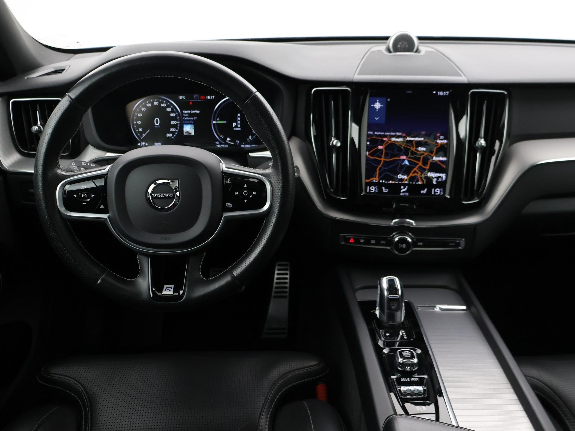 Volvo XC60 2.0 T8 T.E. 390 PK AWD R-DESIGN + BOWERS & WILKIN, Auto's, Gebruikt, Euro 6, 4 cilinders, Blauw