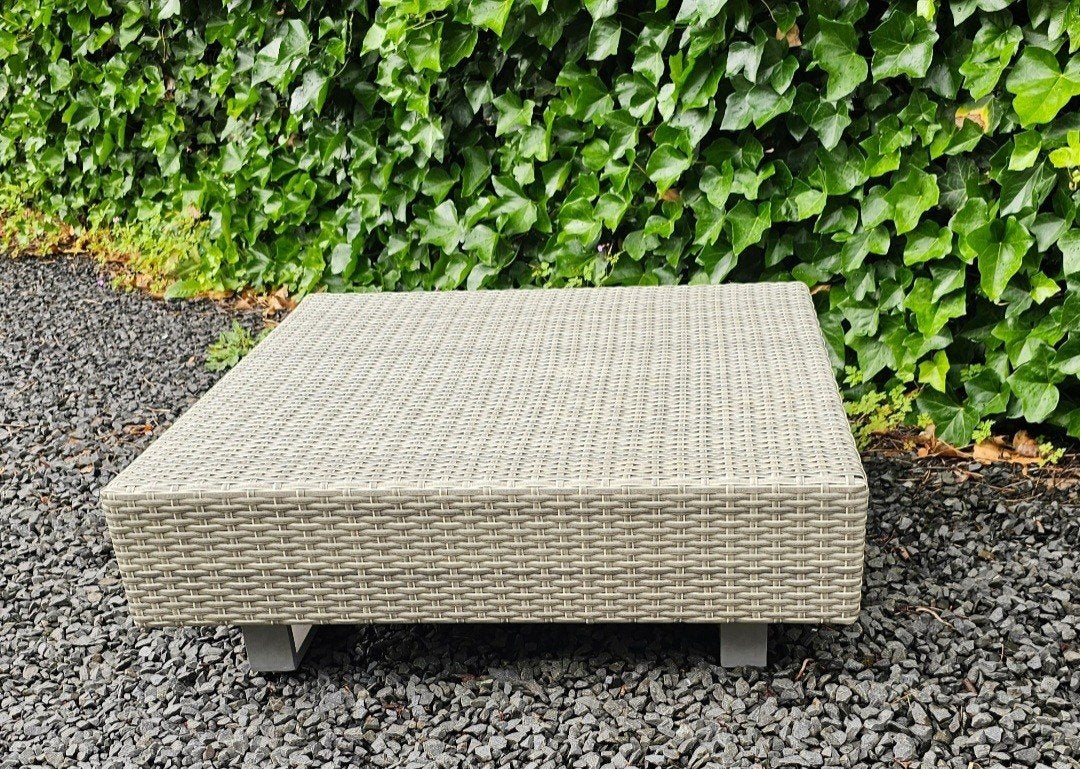 Nieuw van het merk Suns een prachtige wicker tafel 85 x 85, Ophalen, Nieuw, Vierkant, Wicker