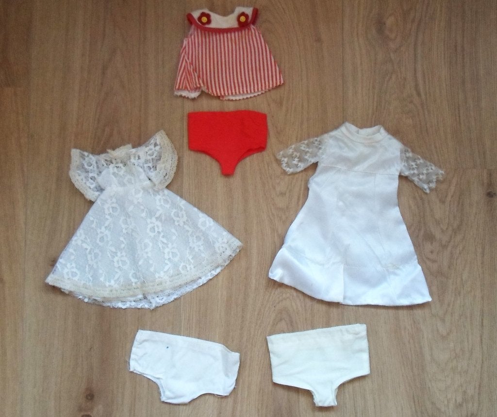 Wildebras poppenkleertjes. Trouwjurk/ jurk met broekje/broek, Verzamelen, Poppen, Ophalen of Verzenden, Gebruikt, Kleertjes