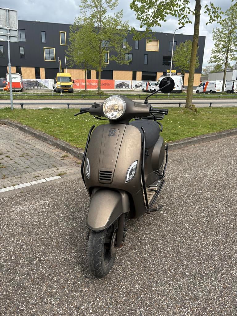 Zo goed als nieuwe AGM vx50 4t scooter - Bruin/brons, Ophalen, Zo goed als nieuw, Overige typen, Overige merken