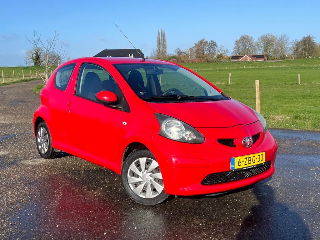Toyota aygo 1.0 3Drs 2008 Rood Nieuwe APK en onderhoudsbeurt, Auto's, Toyota, Voorwielaandrijving, Stof, Zwart, Overige carrosserieën