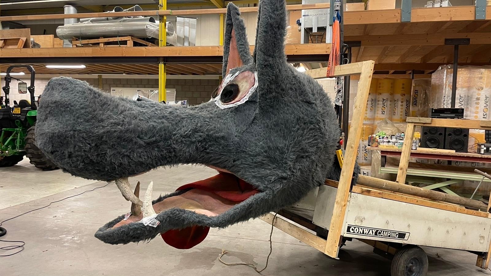 Wolf - voor op carnavalswagen, Ophalen