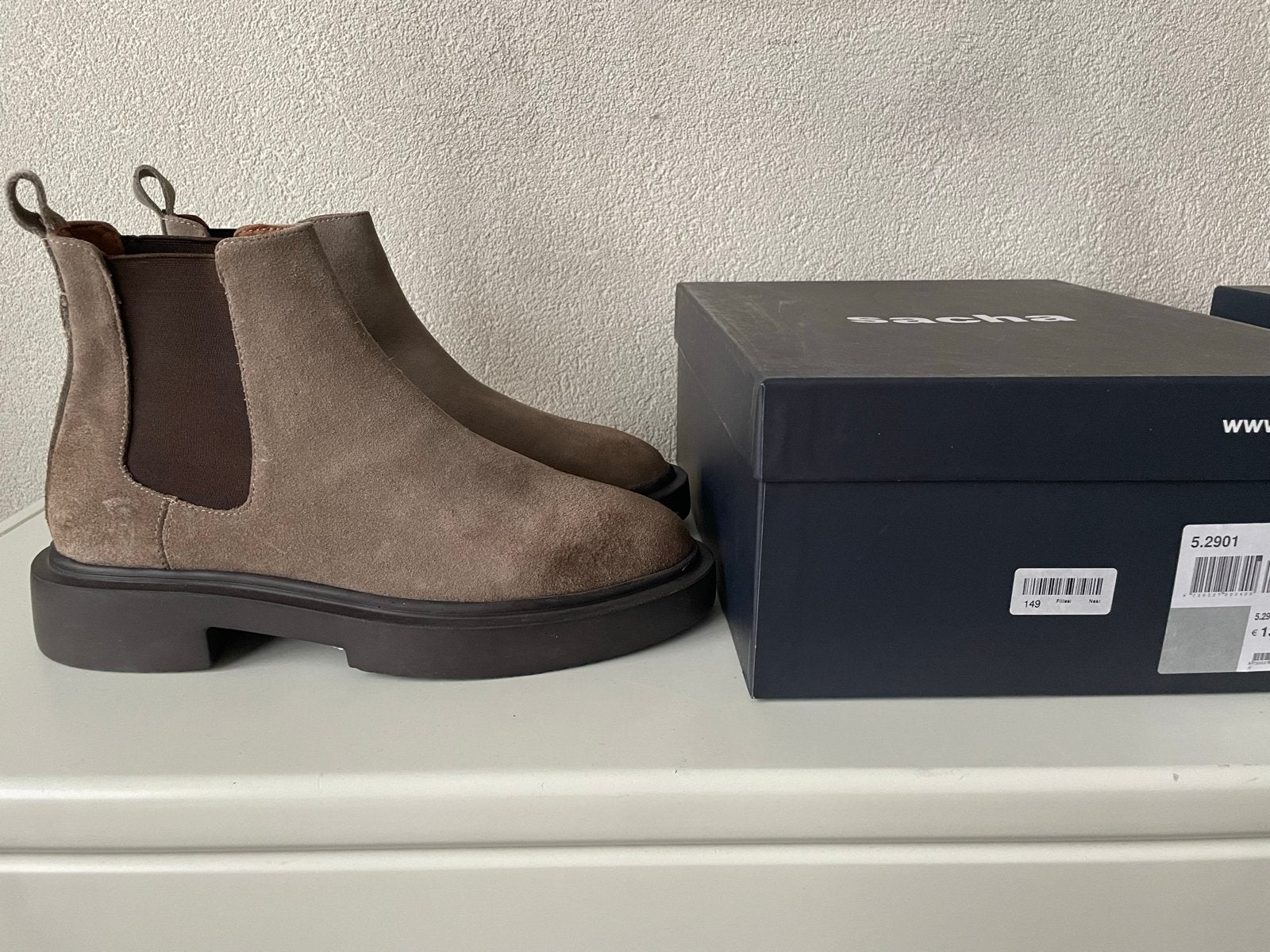 Gloednieuwe beige suède leren boots Sacha Shoes €135 maat 42, Ophalen of Verzenden, Nieuw, Beige, Lage of Enkellaarzen