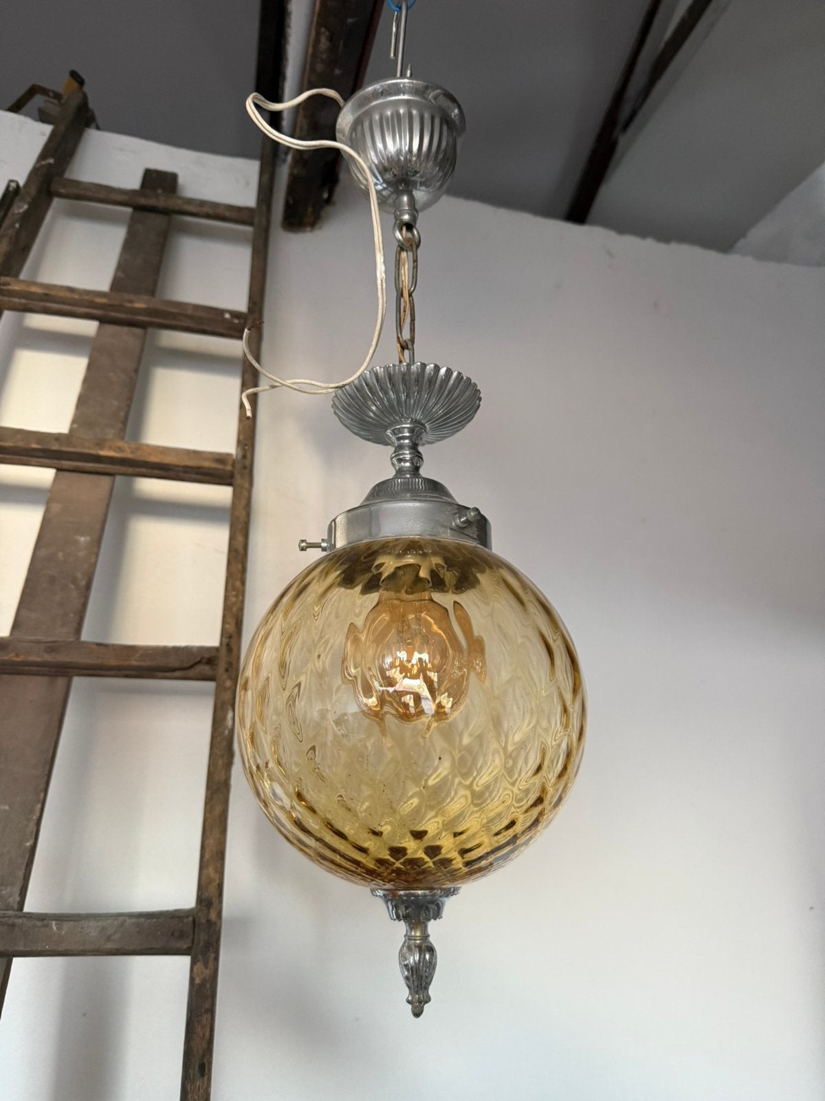 Vintage hanglamp bol amberkleurig glas, Antiek en Kunst, Antiek | Lampen, Ophalen