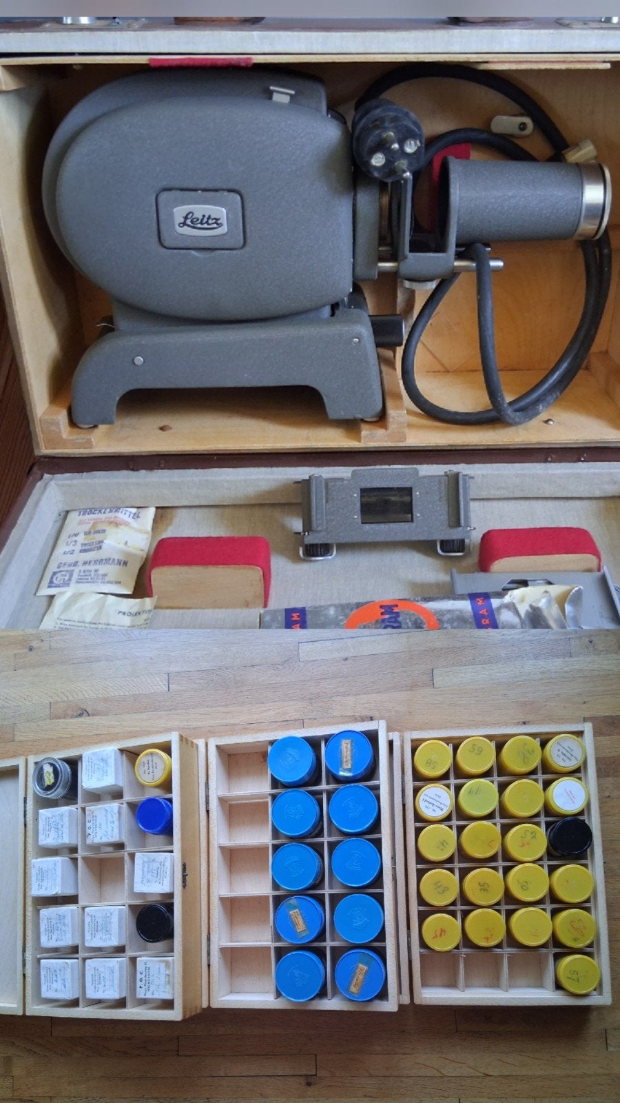 leitz Prado 250 Diaprojector + 45 dia films in koffer, Ophalen of Verzenden, Zo goed als nieuw