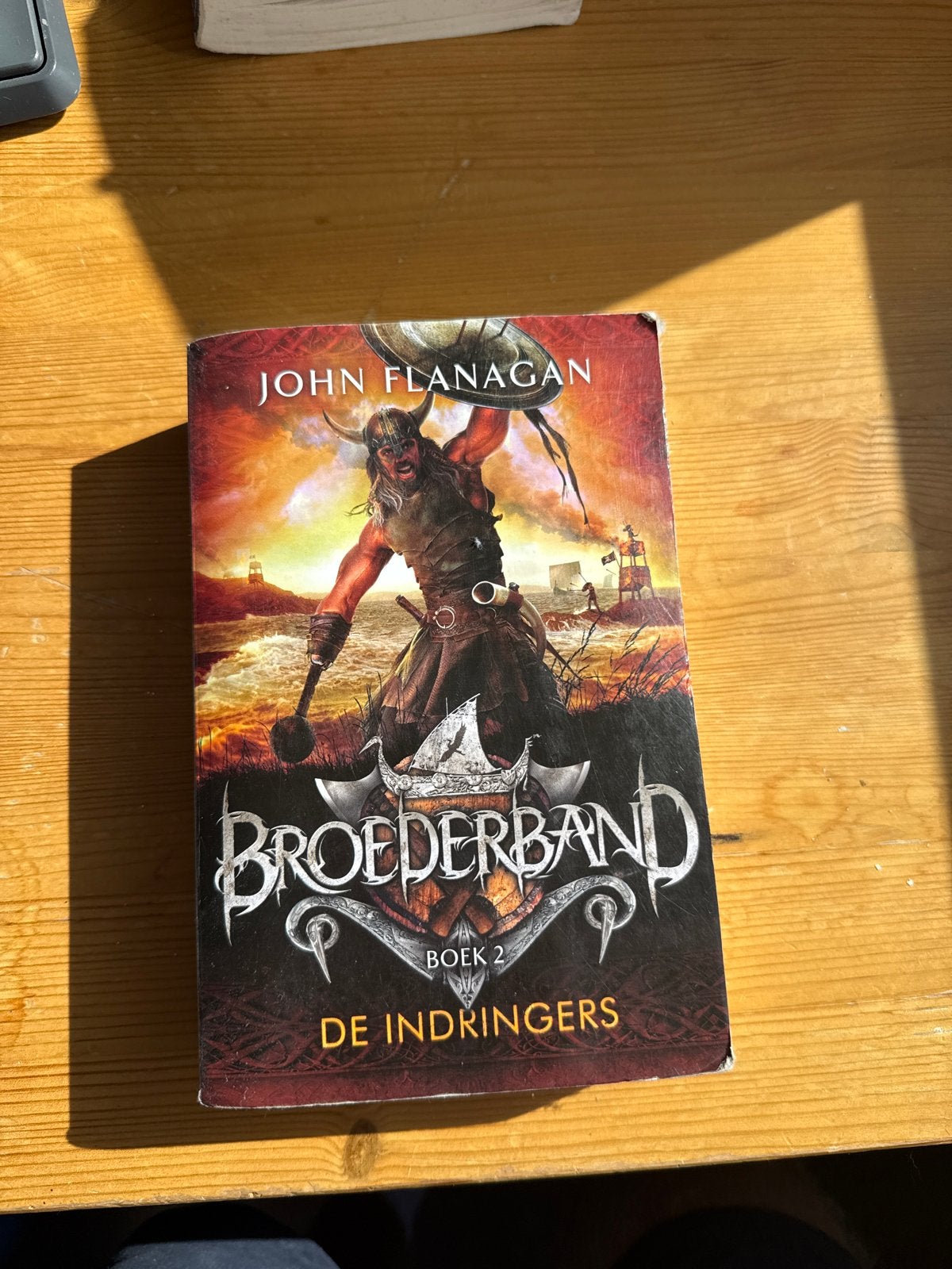 Broederband Boek 2: De Indringers - John Flanagan, Boeken, Ophalen of Verzenden, Gelezen