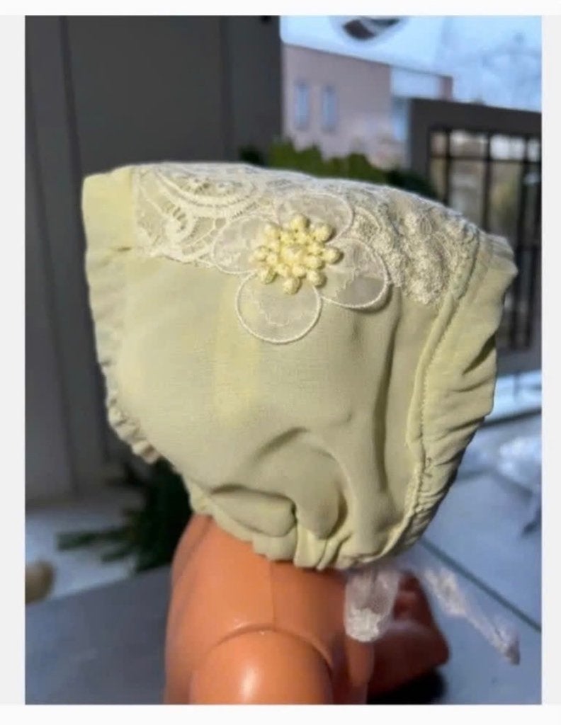Mooi vintage heel licht groen poppen mutsje, Ophalen of Verzenden, Zo goed als nieuw, X, Kleertjes