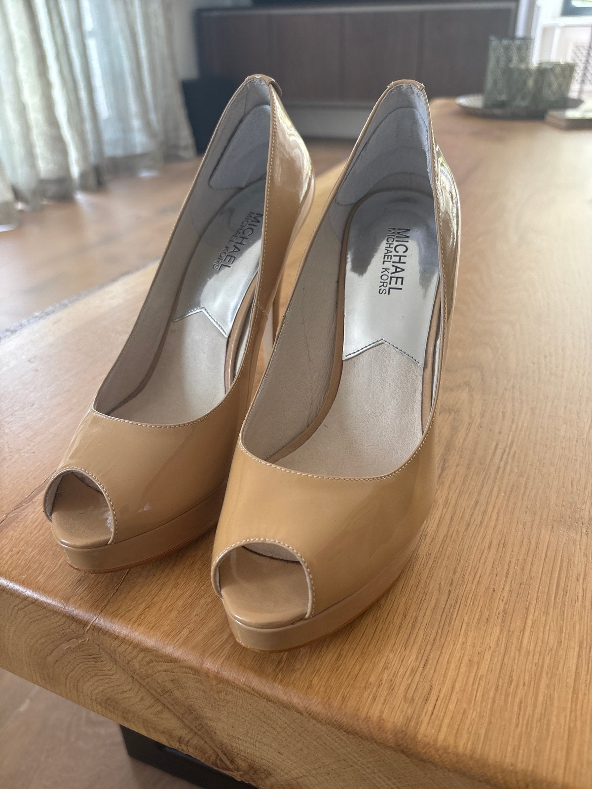 Michael Kors Peep-toe Pumps - Beige Lakleer, Ophalen of Verzenden, Gedragen, Beige, Pumps
