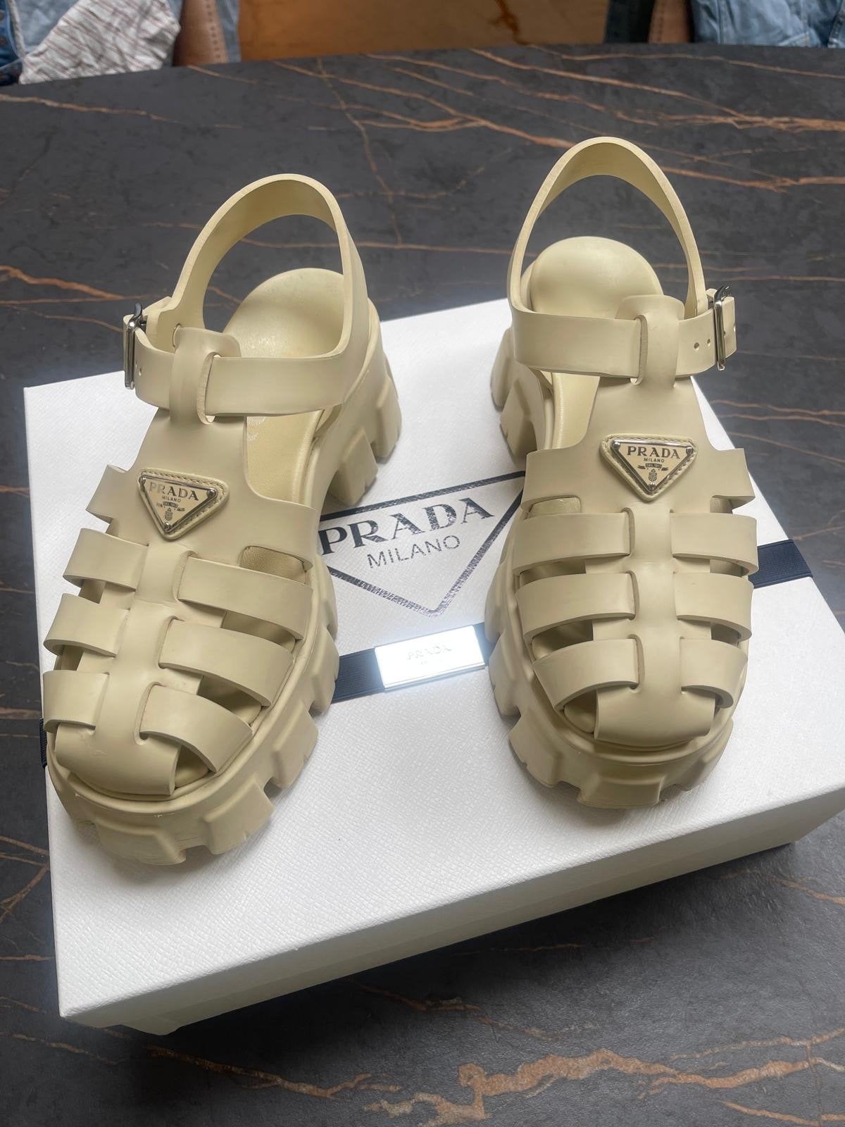 Prada Monolith Sandalen in Beige - Maat 37, Kleding | Dames, Beige, Zo goed als nieuw, Sandalen of Muiltjes, Ophalen of Verzenden