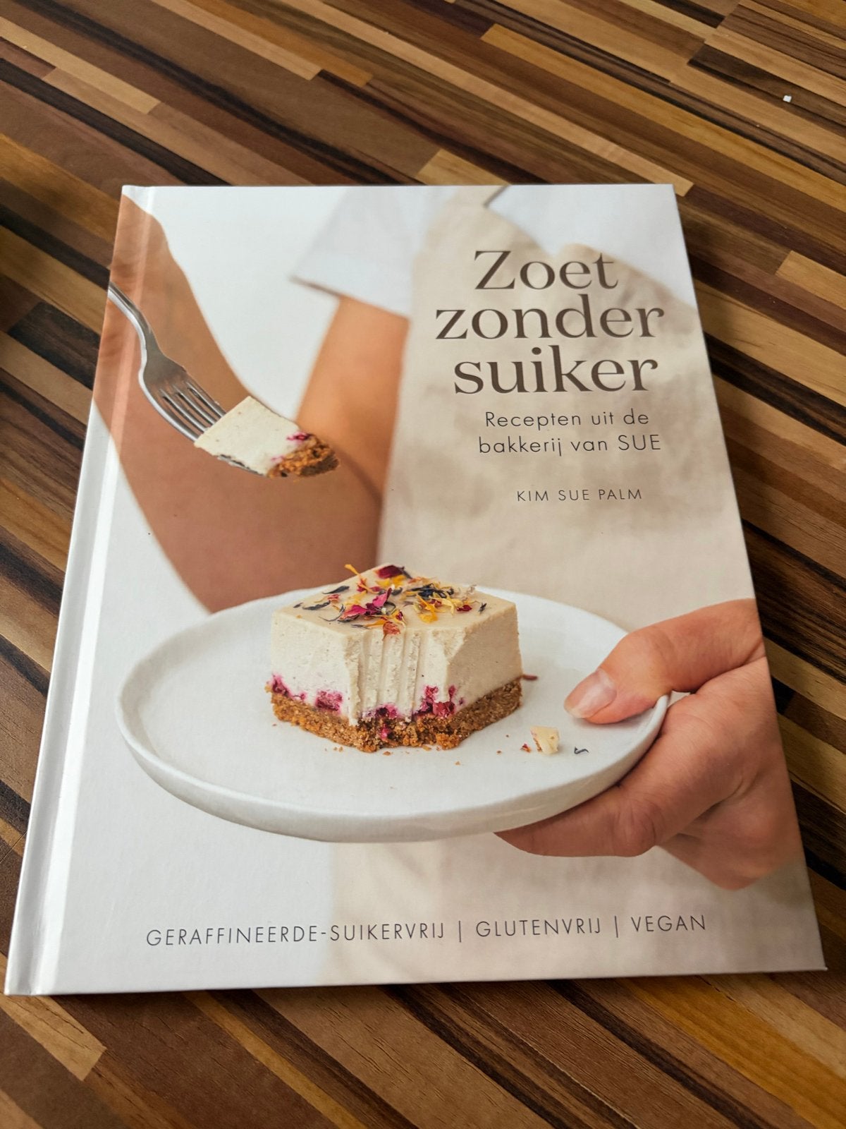 Zoet zonder suiker: Recepten uit de bakkerij van SUE, Boeken, Ophalen of Verzenden, Zo goed als nieuw, Gezond koken, Taart, Gebak en Desserts