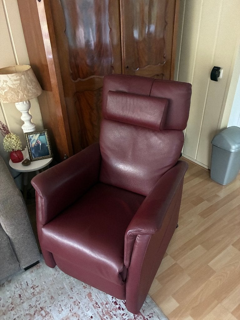 Luxe bordeauxrode relaxfauteuil met sta-op functie, Huis en Inrichting, Ophalen, Klassiek, Comfortabel, 75 tot 100 cm, Zo goed als nieuw