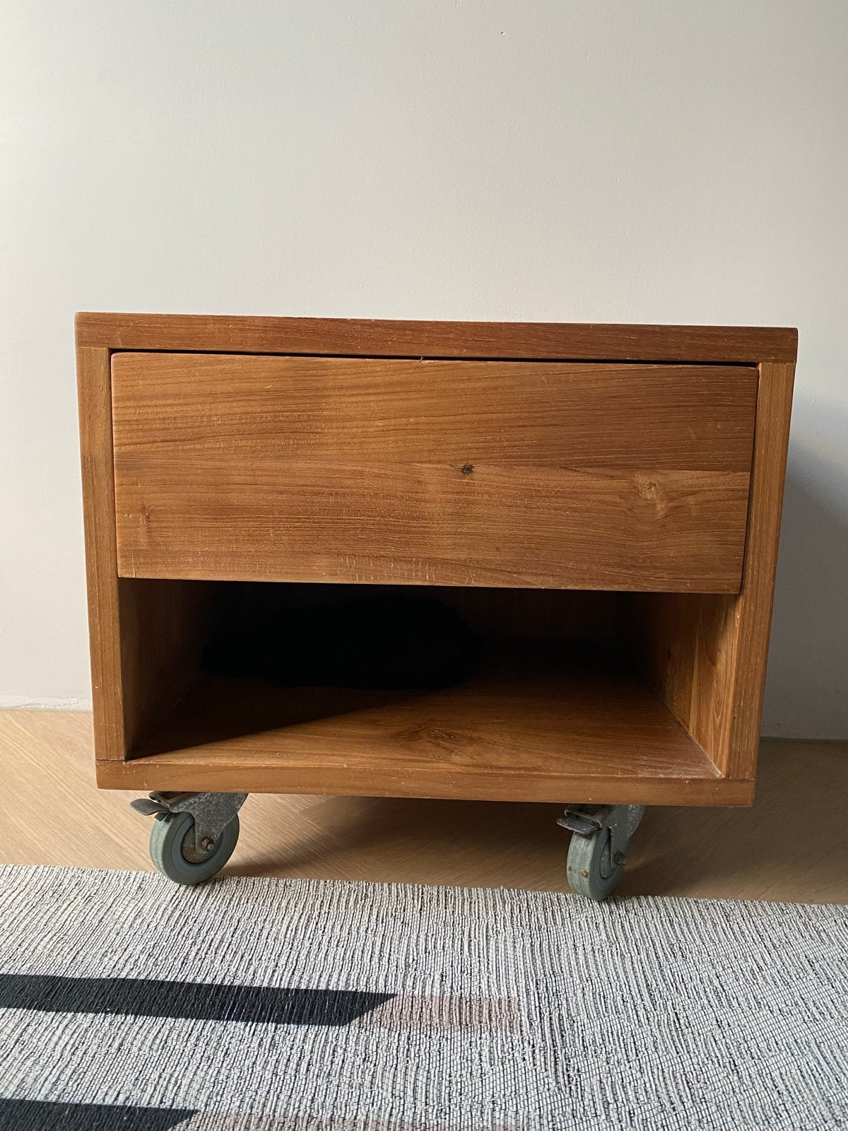Teak Houten nachtkastje/bijzettafel op wieltjes, Ophalen, Gebruikt, Minder dan 45 cm, Minder dan 55 cm