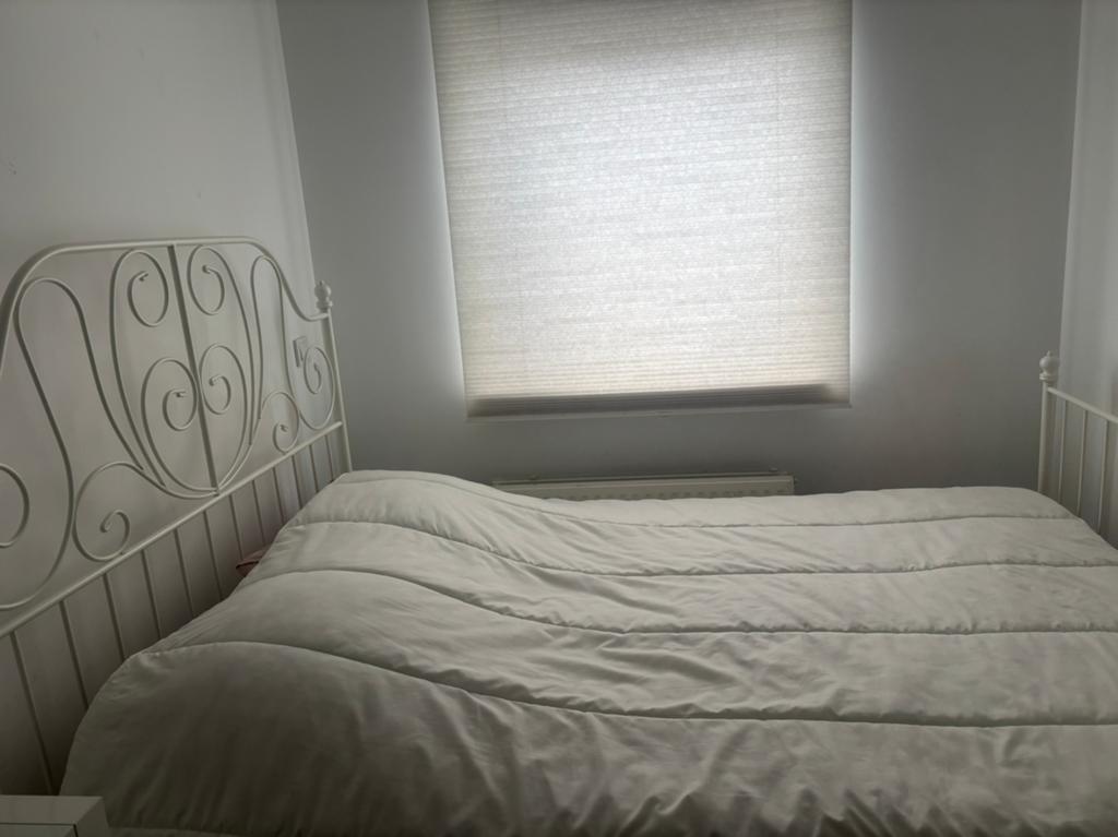 Ikea Bed + gratis lamp, Huis en Inrichting, Slaapkamer | Bedden, Wit, Tweepersoons, Zo goed als nieuw, Hout