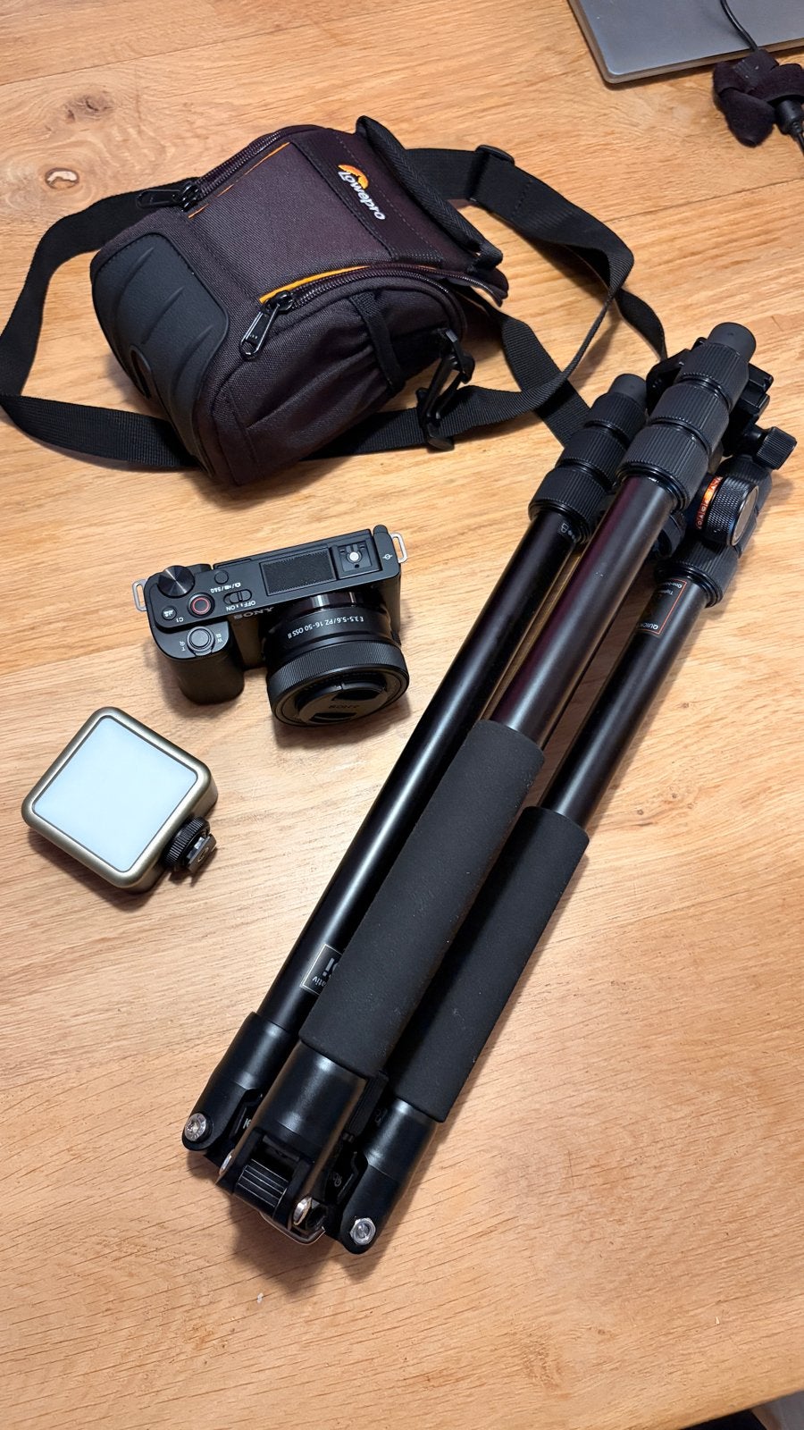 Sony ZV-E10 camera kit met licht, statief en tas, Ophalen, Overige merken, Driepoot, Zo goed als nieuw