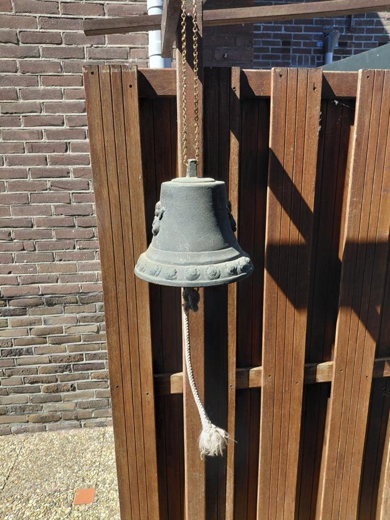 Scheepsbel, Antieke bronsen bel met engelenmotief. 3,5 kg., Antiek en Kunst, Ophalen of Verzenden
