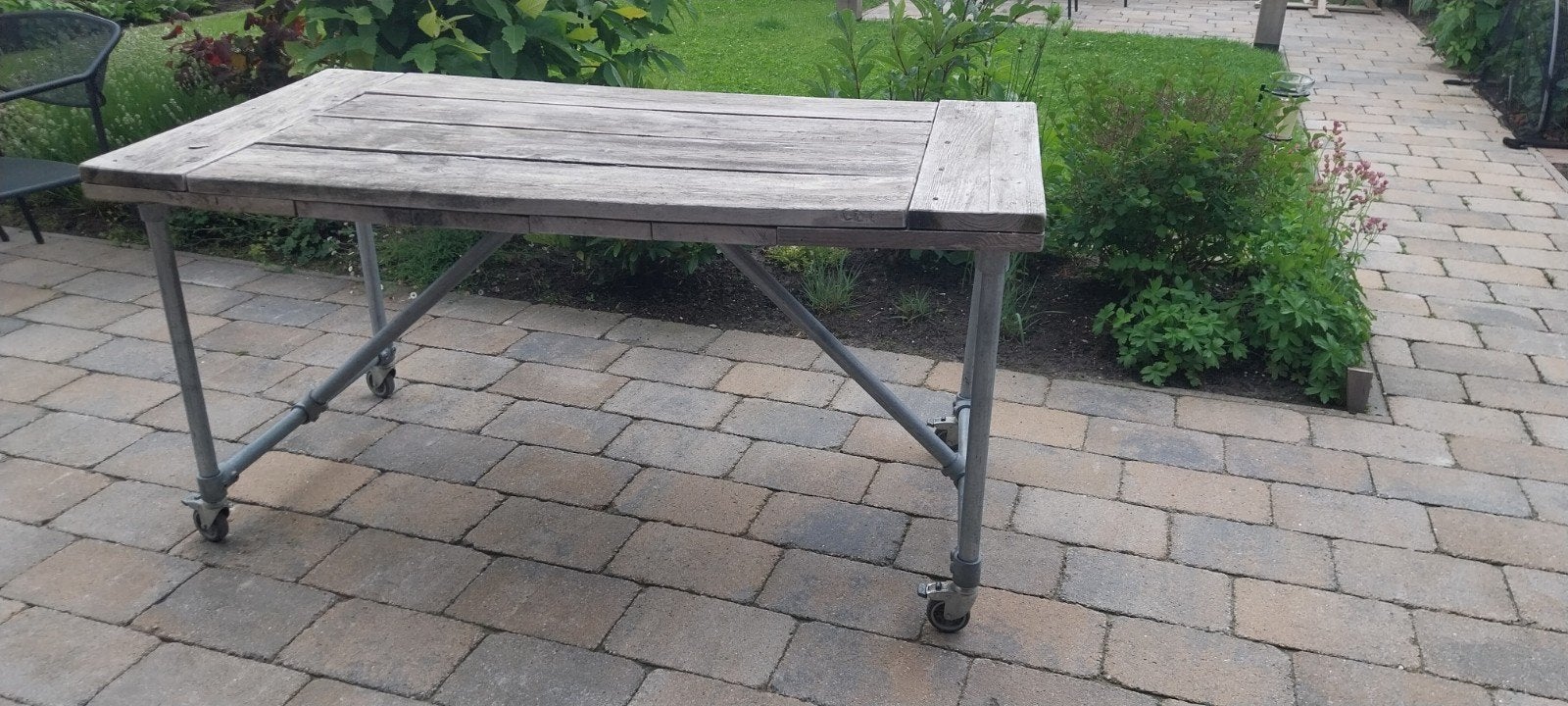 Robuuste houten tuintafel op wielen, Gebruikt, 100 tot 150 cm, 50 tot 100 cm, Industrieel, robuust, vintage