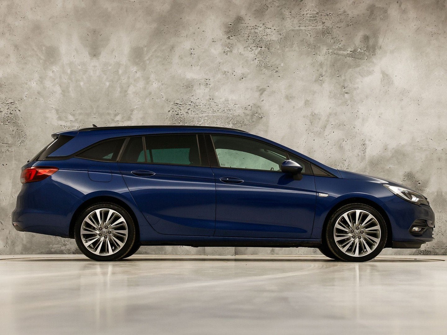 Foto 4 van Opel Astra Sports Tourer 1.2 Launch Sport (VIRTUAL COCKPIT,