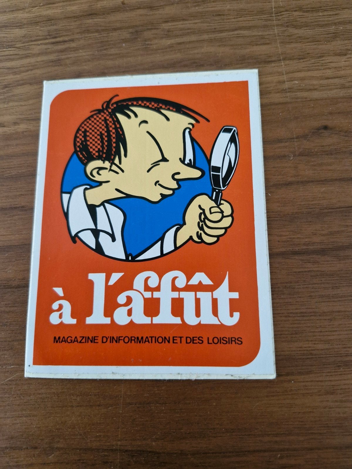 10468 Vintage sticker "à l'affût" - Magazine d'information, Verzamelen, Ophalen of Verzenden, Gebruikt, Strip of Tekenfilm