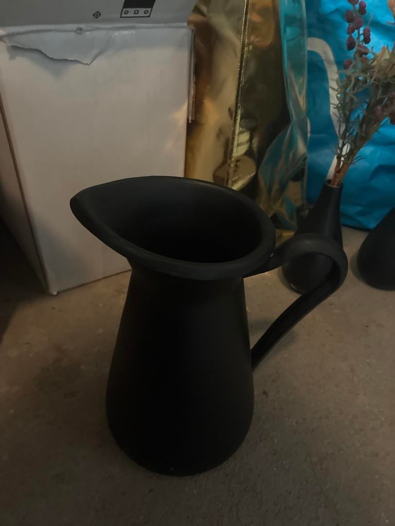 Zwarte decoratieve kan/vaas, Ophalen, Overige materialen, 50 tot 75 cm, Zwart