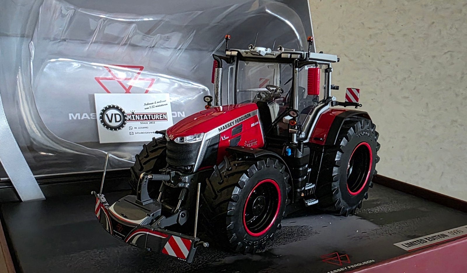 Verbouwde Massey Ferguson 8S.225 loonbedrijf Beute 1:32, Ophalen of Verzenden, Tractor of Landbouw, Universal Hobbies