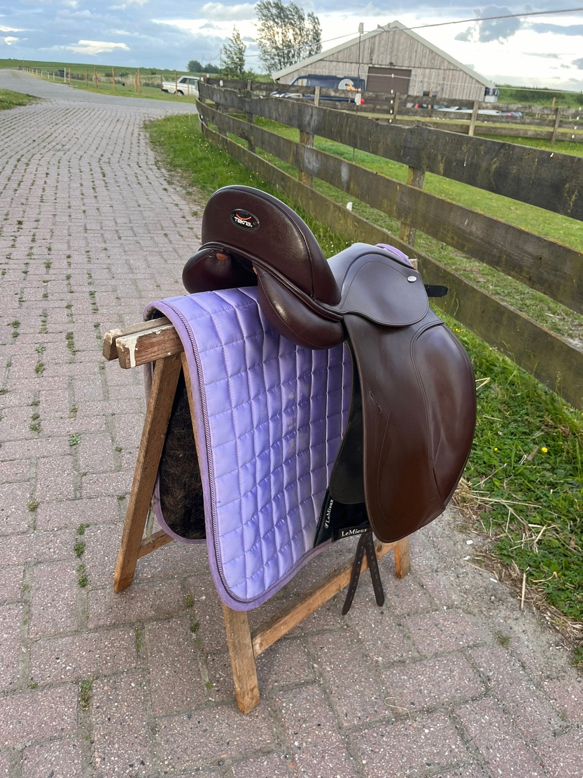 Tekna S line dressuurzadel 17,5 inch bruin, Dieren en Toebehoren, Paarden en Pony's | Zadels, Ophalen of Verzenden, Zo goed als nieuw