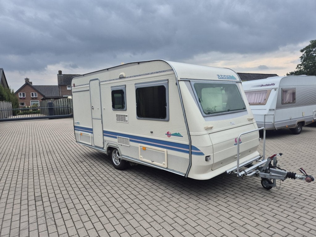 Adria Unica B 431 DD + Mover + Voortent + Fietsendrager, Caravans en Kamperen, Caravans, Schokbreker, Overige typen, Standaardzit