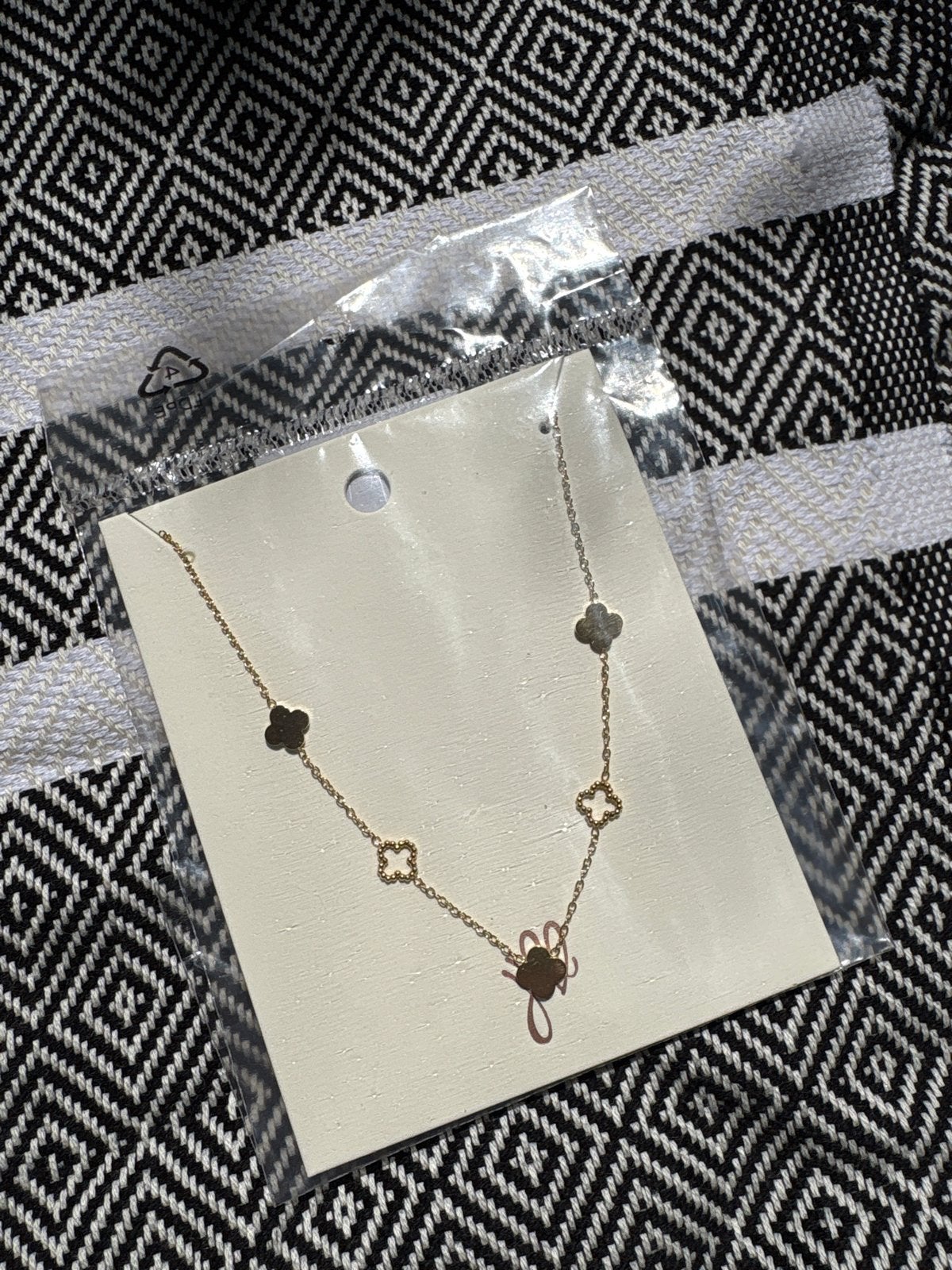Gouden Klaver Ketting - Stijlvol en Elegant, Ophalen of Verzenden, Nieuw, Goud, Met hanger