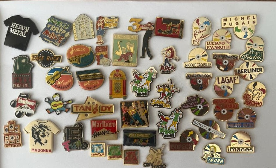 Grote verzameling vintage pins/speldjes - muziek, merken, et, Gebruikt, Ophalen of Verzenden, Nvt, Nvt