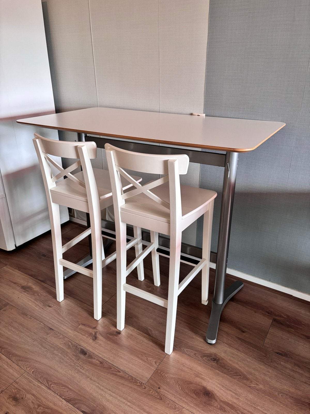 Bartafel met 2 witte barkrukken met rugleuning, Ophalen, Gebruikt, Met voetsteun, 90 cm of meer