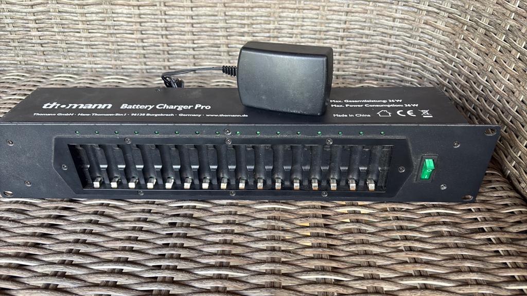 Thomann battery charger pro, Muziek en Instrumenten, Mengpanelen, Ophalen, Zo goed als nieuw