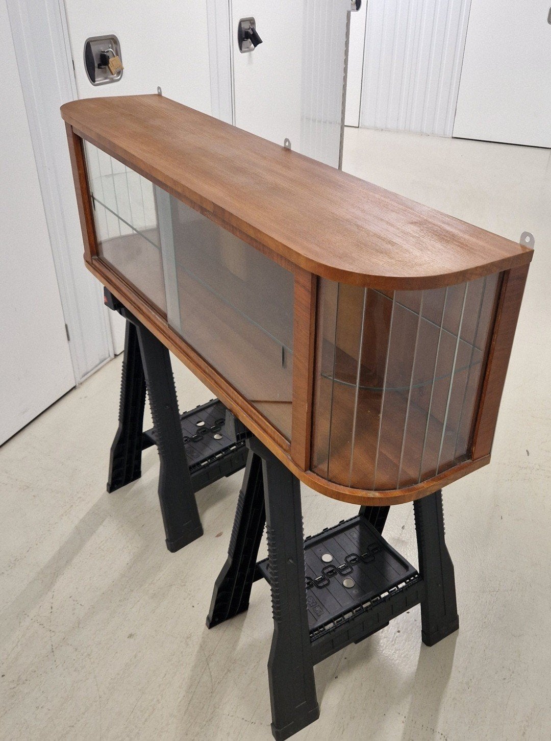 Originele Mid-Century Hangvitrine, Ophalen